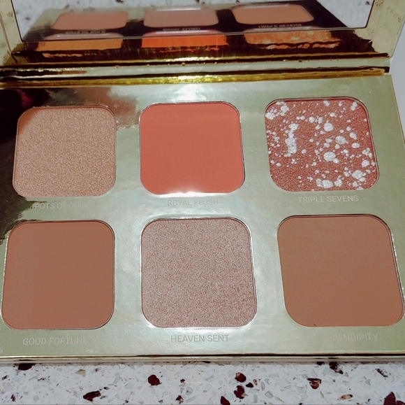 True + Luscious Lucky Glow Bronze and Highlight Palette & Makeup Brush Set!! - Picture 4 of 7